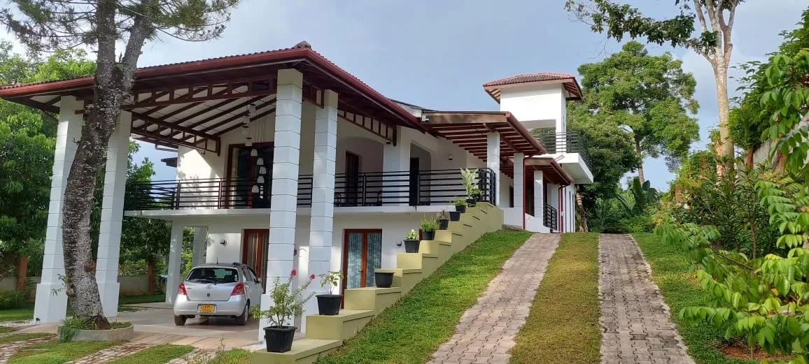 Moderní dům k prodeji na Srí Lance, v městě Gonapinuwala, 7 km od pláže